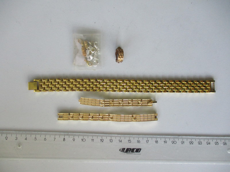 Goldfarbene Armbänder, Ohrring und diverse Verschlüsse