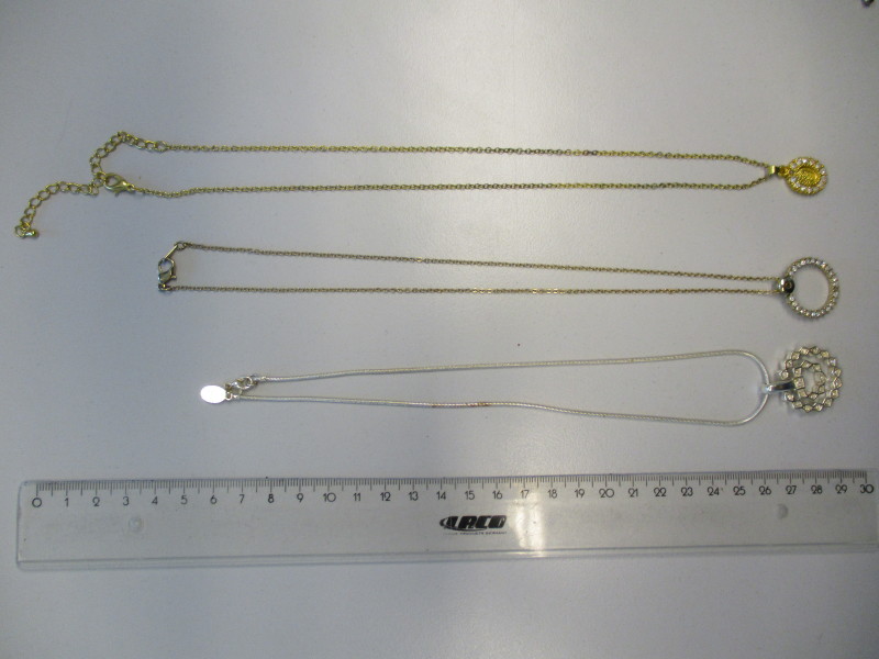 Drei Halsketten mit Anhänger