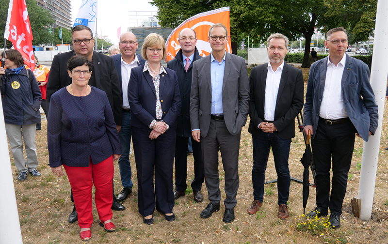 Gruppenfoto zum Flaggentag - Mayors for Peace