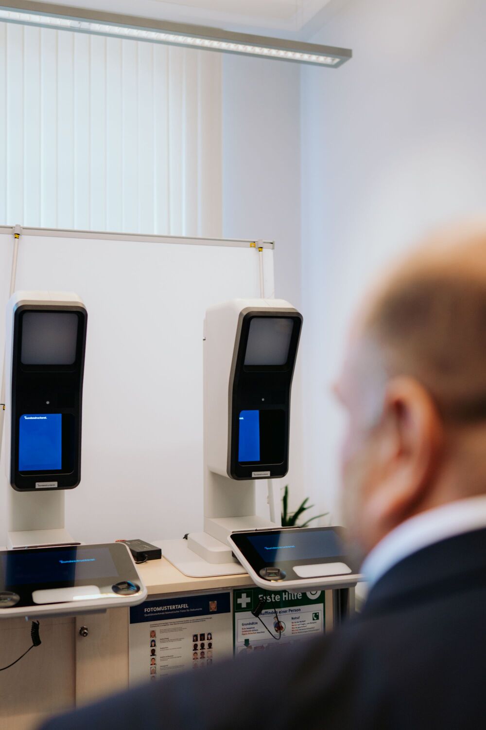 Zwei Geräte der Bundesdruckerei zum Erstellen biometrischer Fotos