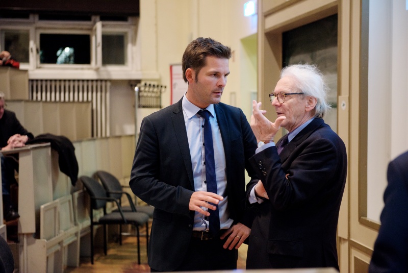 Staatssekretär Steffen Krach im Gespräch mit Prof. Karl Max Einhäupl, Vorstandsvorsitzender der Charité, am Rande der Ausstellungseröffnung