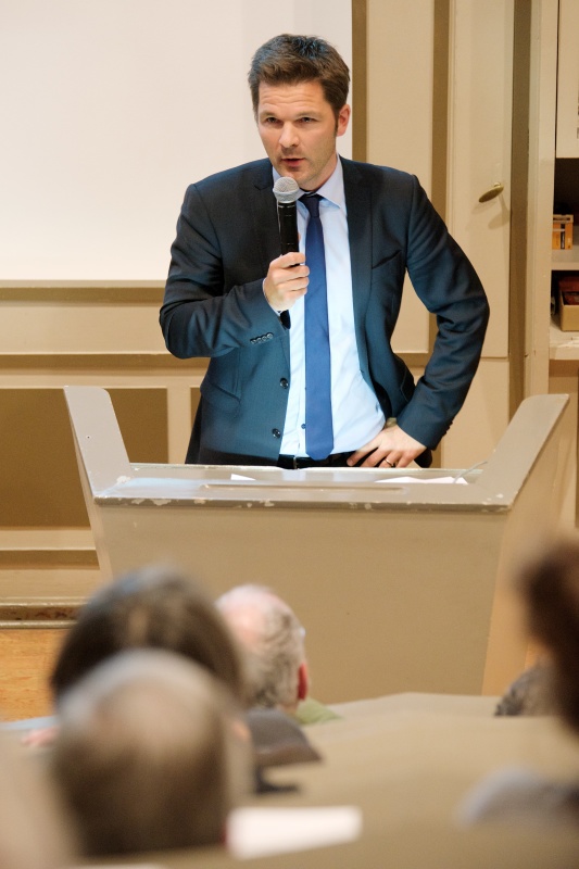Staatssekretär Steffen Krach während des Grußwortes zur Ausstellungseröffnung