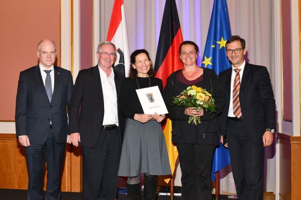 Ehrung der Nominierten, Gruppenbild mit dem Europastaatssekretär und dem Vertreter der Europäischen Kommission 