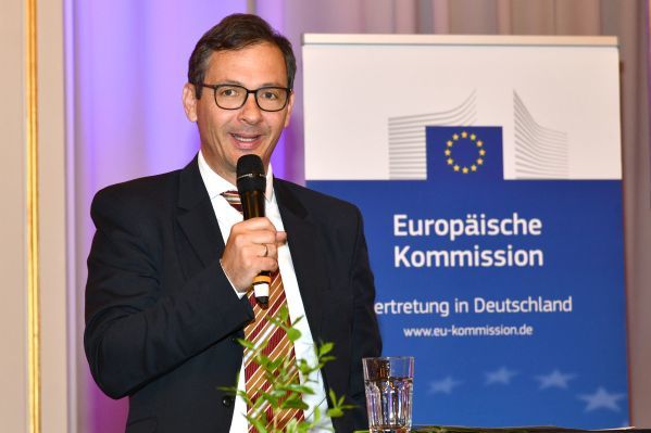 Der Vertreter der Europäischen Kommission, Richard Kühnel, bei der Begrüßung zur Preisverleihung 2019 