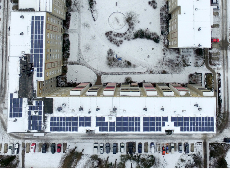 Photovoltaikanlage der Berliner Stadtwerke GmbH auf einem Dach der STADT UND LAND Wohnbauten-Gesellschaft mbH im Hellersdorfer Rathausviertel