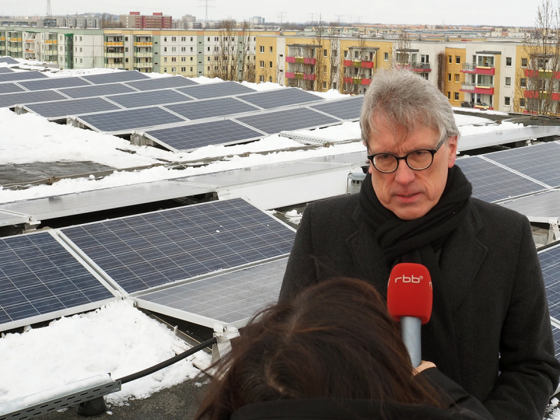 Finanzsenator Dr. Matthias Kollatz-Ahnen bei der Vorstellung einer Photovoltaikanlage der Berliner Stadtwerke GmbH ist auf einem Dach der STADT UND LAND Wohnbauten-Gesellschaft mbH im Hellersdorfer Rathausviertel 