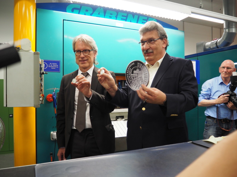 Finanzsenator Dr. Matthias Kollatz-Ahnen und der Präsident des Abgeordnetenhauses Ralf Wieland bei einem Informationsbesuch in der Staatlichen Münze