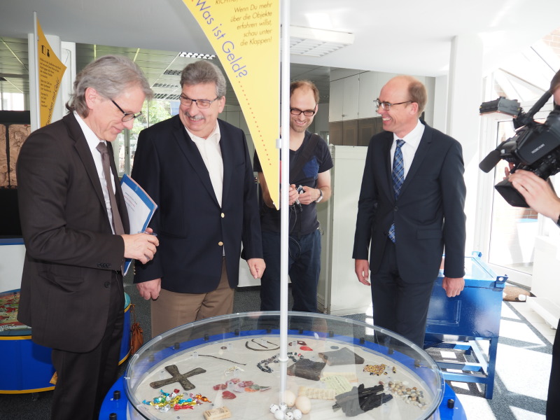 Finanzsenator Dr. Matthias Kollatz-Ahnen und der Präsident des Abgeordnetenhauses Ralf Wieland bei einem Informationsbesuch in der Staatlichen Münze