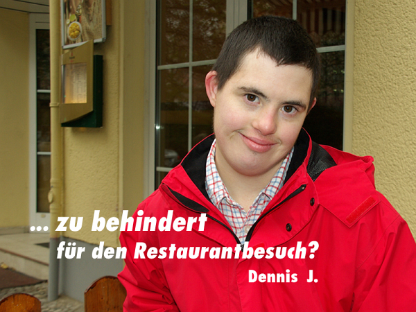 Foto eines geistig behinderten Menschen vor einem Restaurant