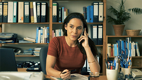 Standbild zum Spot "Diskriminierung auf dem Wohnungsmarkt" zeigt eine Frau am Telefon