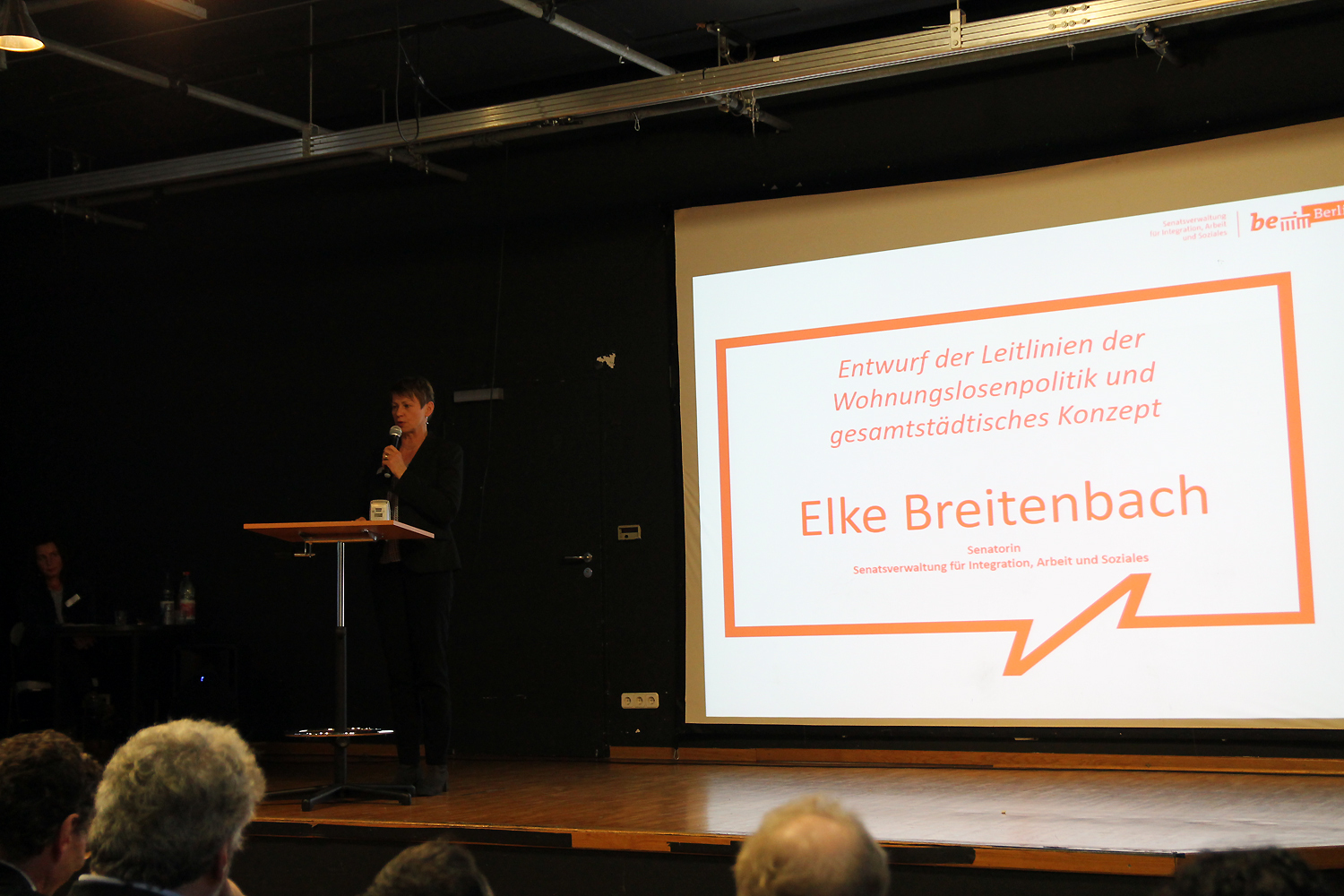 Sozialsenatorin Elke Breitenbach spricht vom Podium auf der 1. Berliner Strategiekonferenz zur Wohnungslosenhilfe am 10. Januar 2018