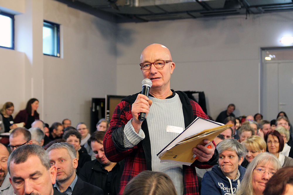 Ein Teilnehmer beteiligt sich im Plenum auf der 1. Berliner Strategiekonferenz zur Wohnungslosenhilfe am 10. Januar 2018