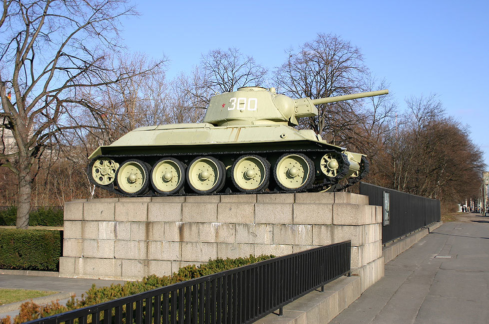 Ehrenmal Tiergarten - Panzer