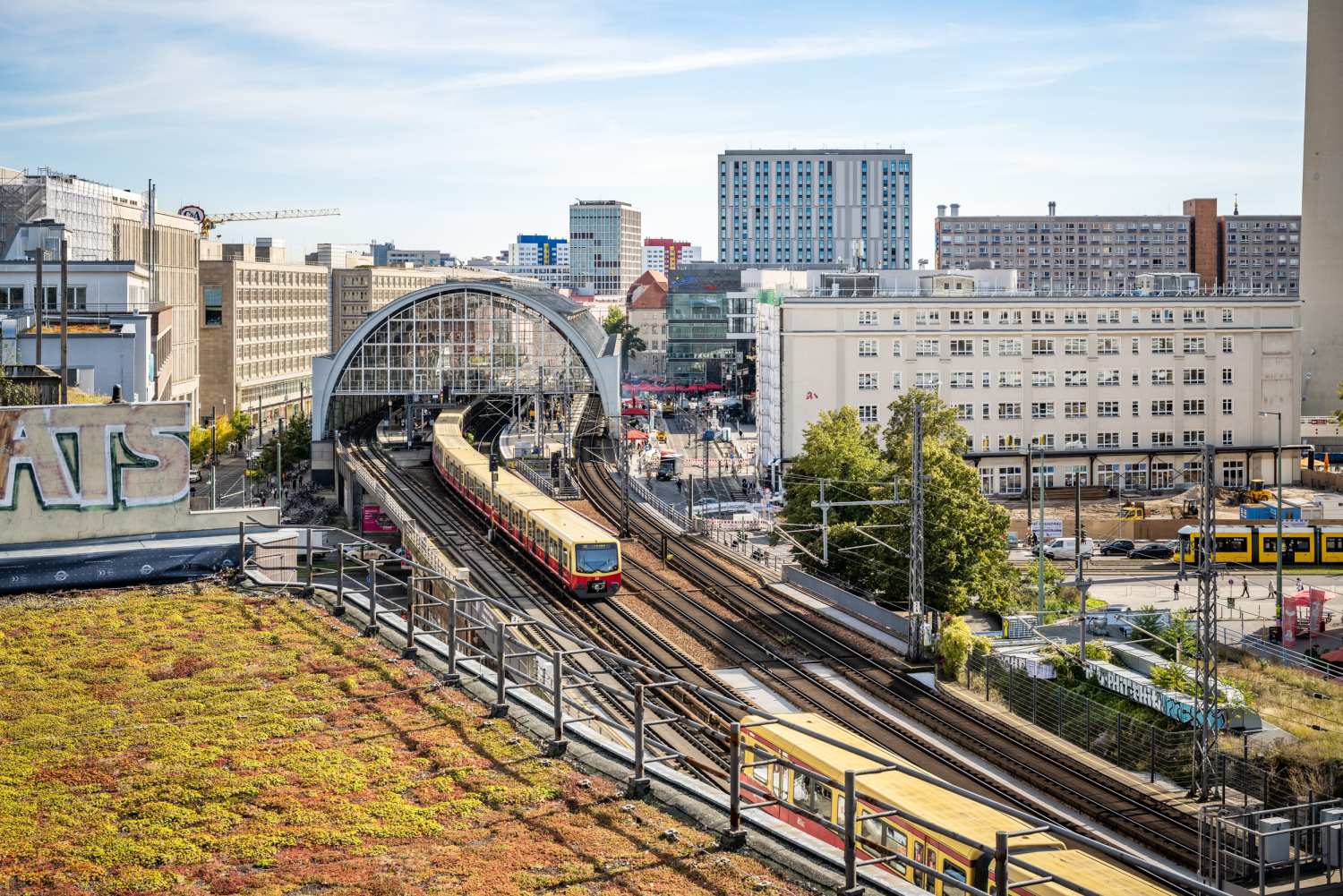 Gründach der Wohnungsbaugesellschaft Mitte mit Blick auf den Bahnhof Alexanderplatz