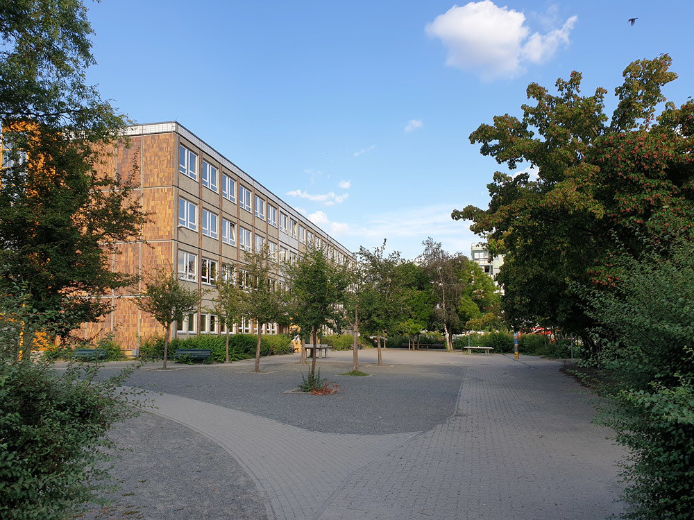 Schule am Pegasuseck, Juli 2019: Pausenhof (Blick von Westen)