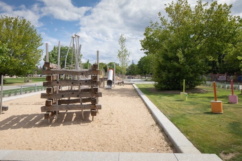 Mauerpark - neuer, im Jahr 2020 eröffneter westlicher Parkteil; Detailansicht vom Spielplatz.