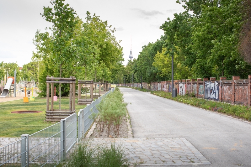 Mauerpark - neuer, im Jahr 2020 eröffneter westlicher Parkteil; Baumpflanzung im Randbereich des Spielplatzes am Rad- und Joggingweg.