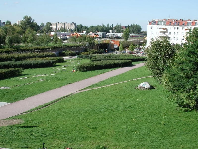 Blick auf den Mauerpark vom Rand des Stadions (Friedrich-Ludwig-Jahn-Sportpark)