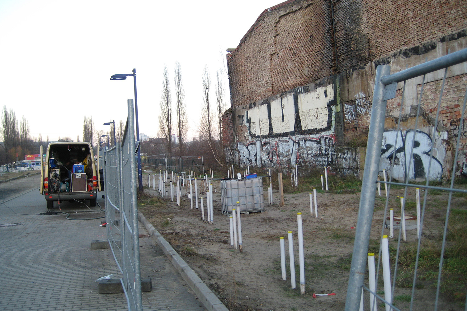 Grundwassersanierungsbereich mit Infiltrationslanzen vor altem Anbau des ehemaligen Flaschenturms (12/2007)