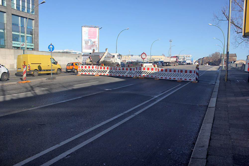 Blick von der Seite "An den Treptowers": Die südliche Brückenhälfte ist für den Autoverkehr gesperrt, Januar 2019.