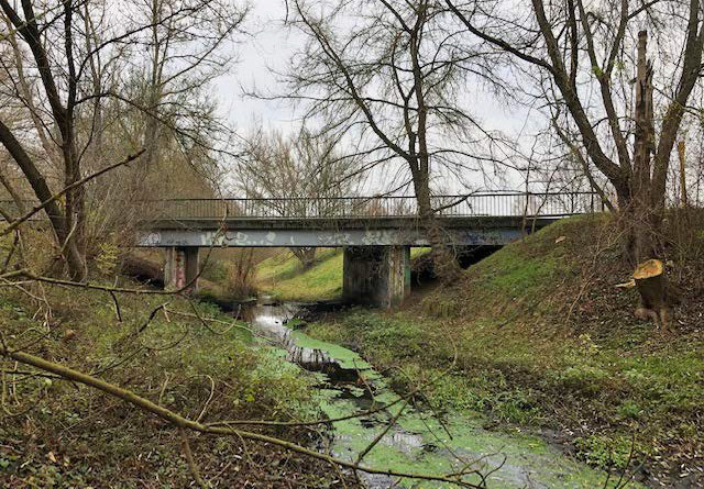 Östliche Hellersdorfer Brücke über die Neue Wuhle, Ansicht von Süden bzw. Blick in Richtung Norden, 03/2022