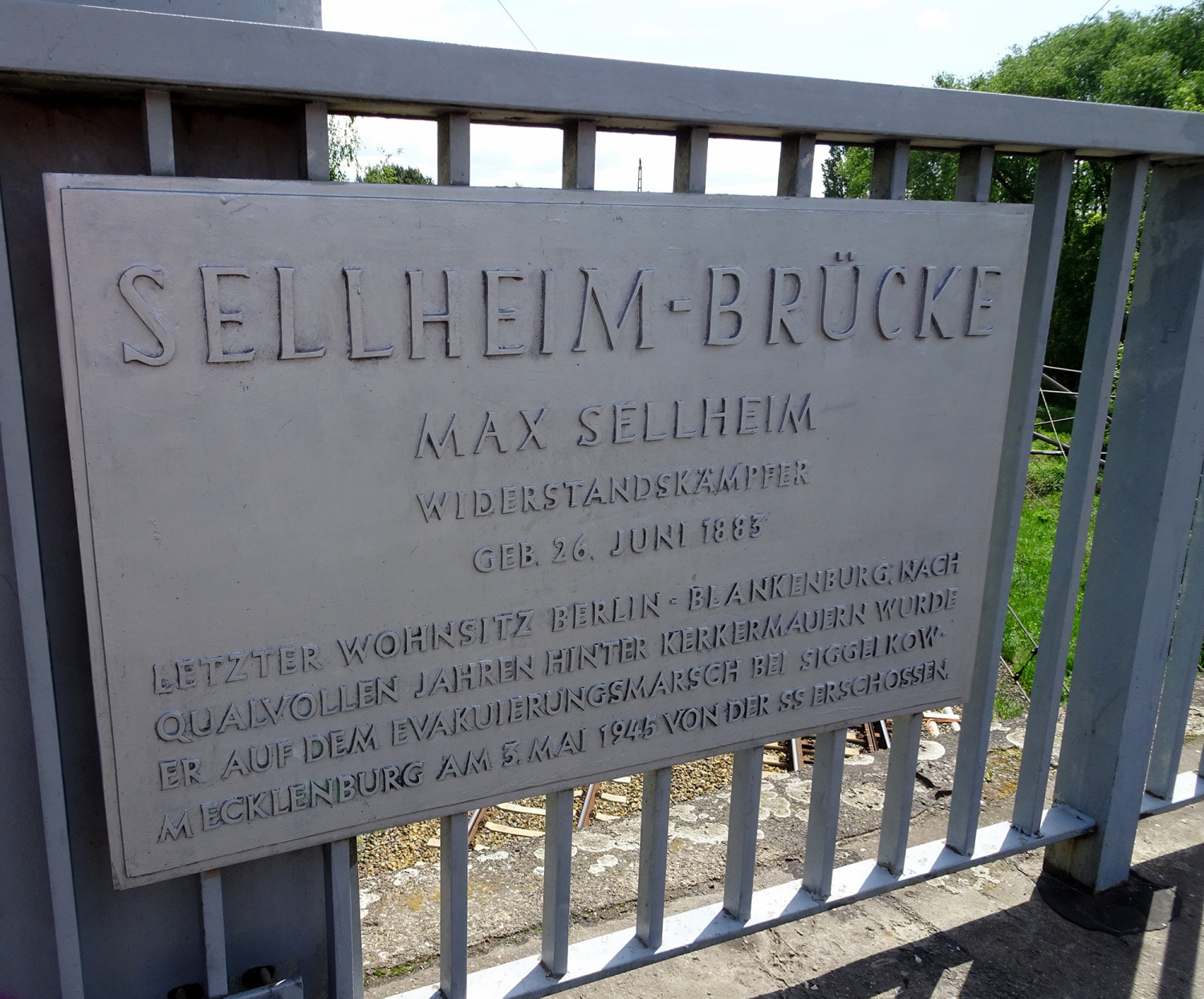 Brückenschild zum Namensgeber der Sellheimbrücke 