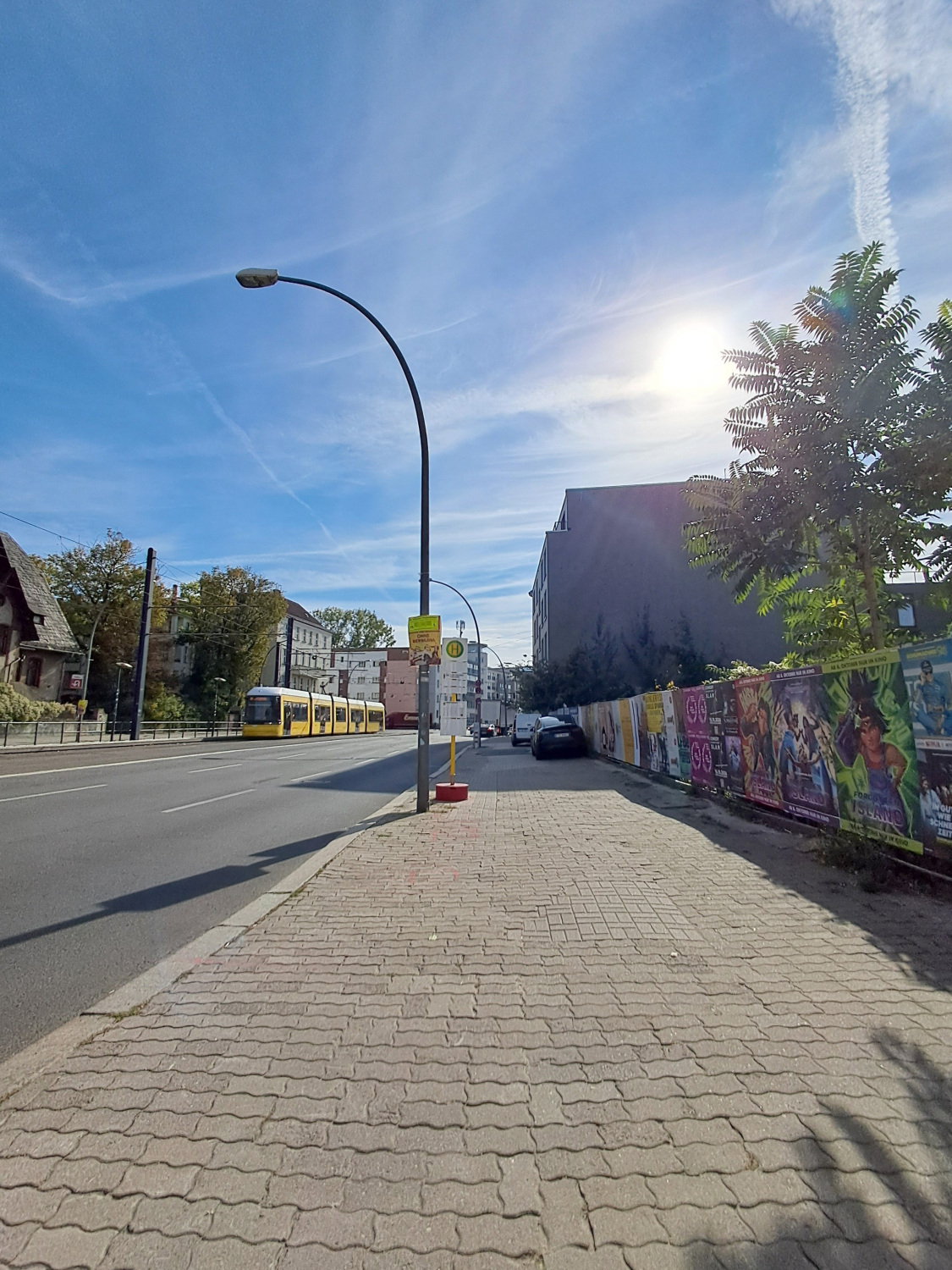 Berliner Allee, nördlicher Gehweg zwischen Falkenberger Straße und Buschallee, Blickrichtung stadteinwärts, 2026