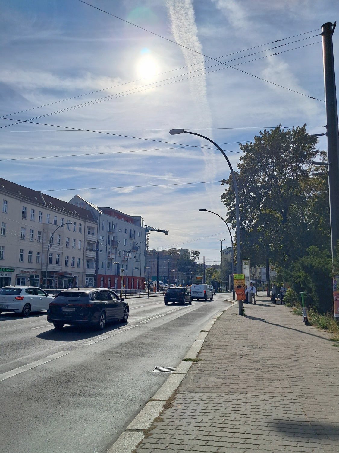 Berliner Allee, nördlicher Gehweg und Bushaltestelle zwischen Wegener Straße und Indira-Gandhi-Straße, Blickrichtung stadteinwärts, 2026