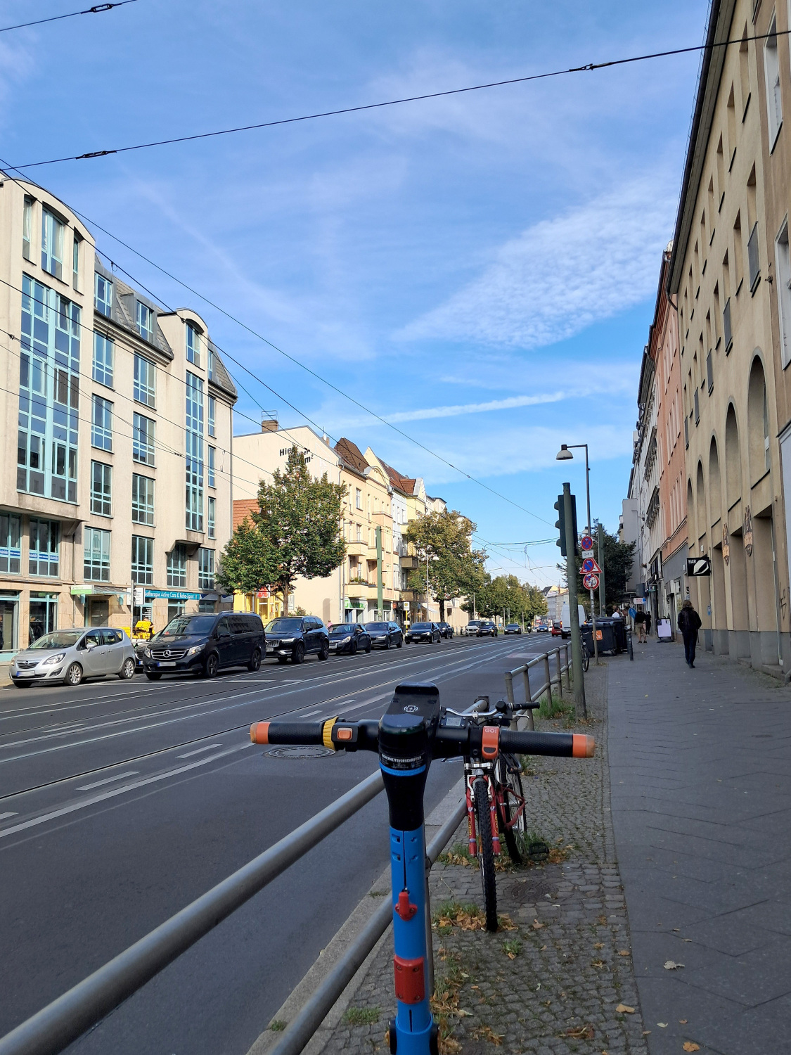 Berliner Allee, südlicher Gehweg zwischen Smetanastraße und Lindenstraße, Blickrichtung stadtauswärts, 2026
