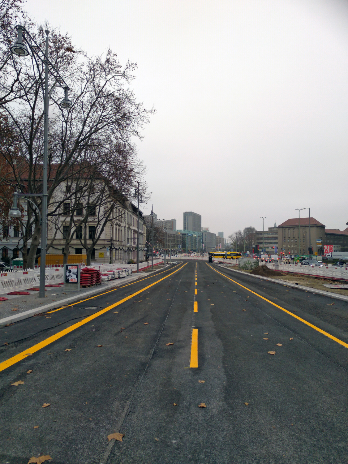 eine große, breite Straße mit gelben Fahrbahnmarkierungen rechts und links. 