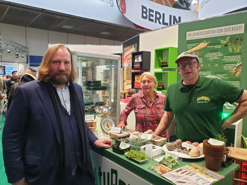 Dr. Anton Hofreiter mit Herrn und Frau Frädrich am Stand von Naturopolis in der Berlin-Halle