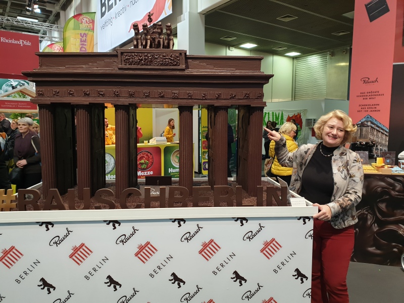Parlamentarische Staatssekretärin für Verbraucherschutz Hage-Kehl neben dem Brandenburger Tor aus Schokolade von Rausch in der Berlin-Halle
