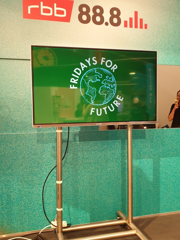 Bildschirm zeigt das Logo von Fridays for Future