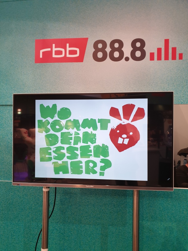 Bildschirm auf der Bühne der Radio 88.8 Bühne mit der Aufschrift: Wo kommt Dein Essen her?