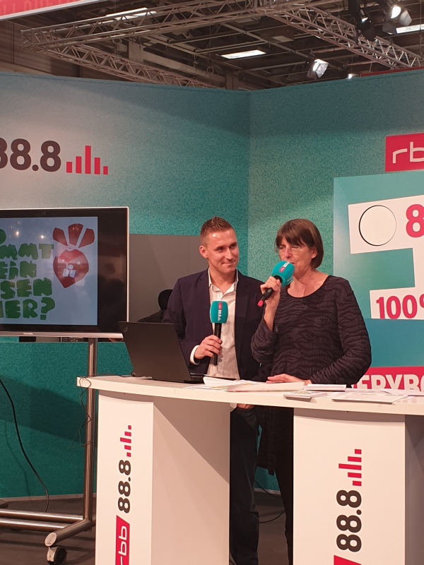 Moderator interviewt Staatssekretärin Margit Gottstein auf der Radio 88.8 Bühne 