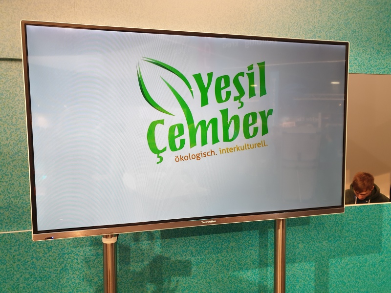 Bildschirm zeigt das Logo von Yesil Çember