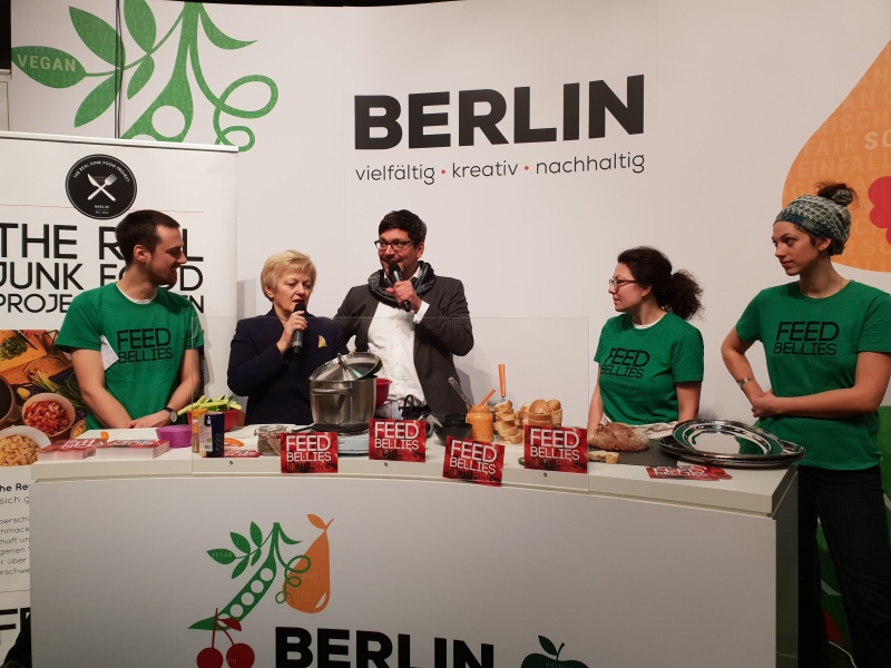 Kochen mit Lebensmittelresten mit dem Senator Dr. Dirk Behrendt, Frau Renate Künast und dem Real Junk Food Project