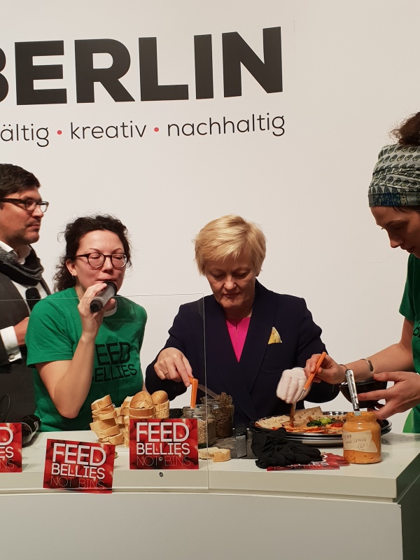 Kochen mit Lebensmittelresten mit dem Senator Dr. Dirk Behrendt, Frau Renate Künast und dem Real Junk Food Project