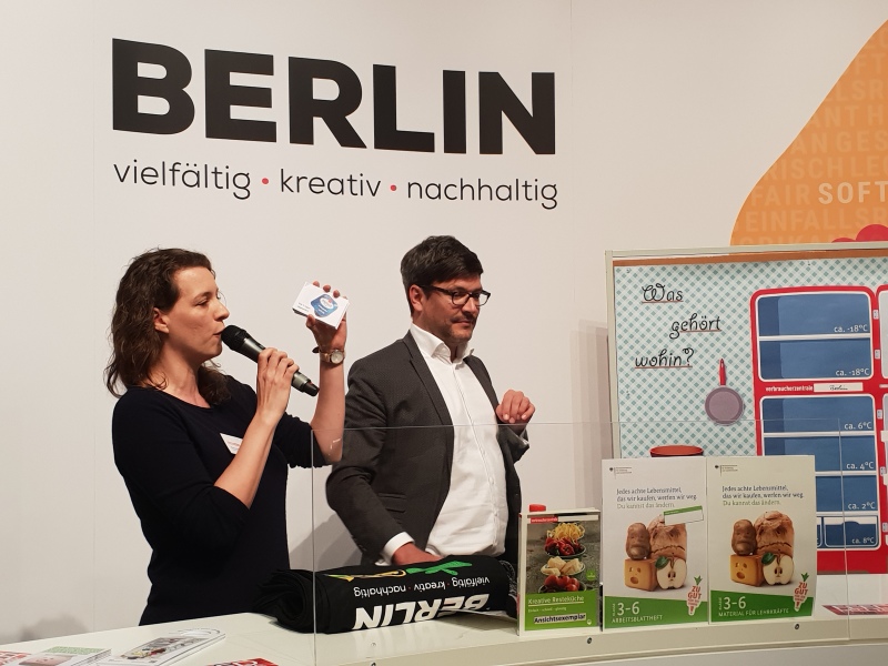 Senator Dr. Dirk Behrendt mit einer Mitarbeiterin der Verbraucherzentrale Berlin beim Kühlschrankquiz