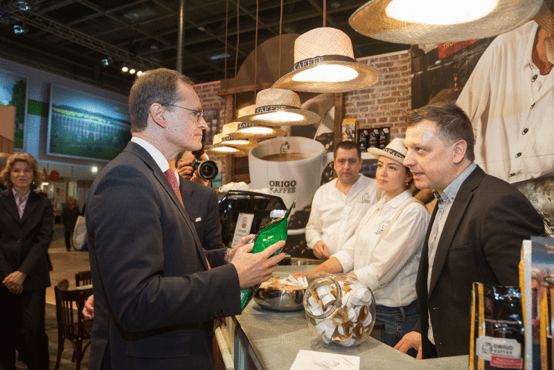 Regierender Bürgermeister Müller am Stand von Origo Kaffee im Gespräch