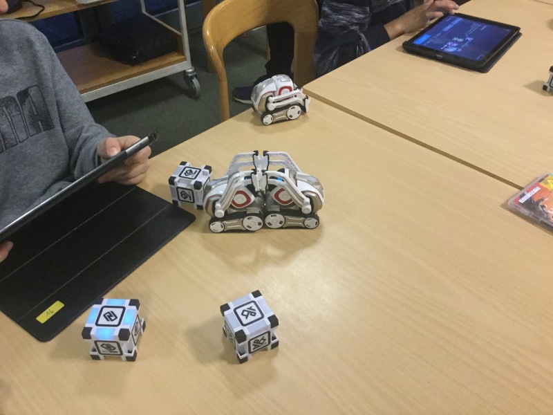 Cozmo-Roboter begegnen sich beim Cozmo-Paten-Stammtisch in der Humboldt-Bibliothek