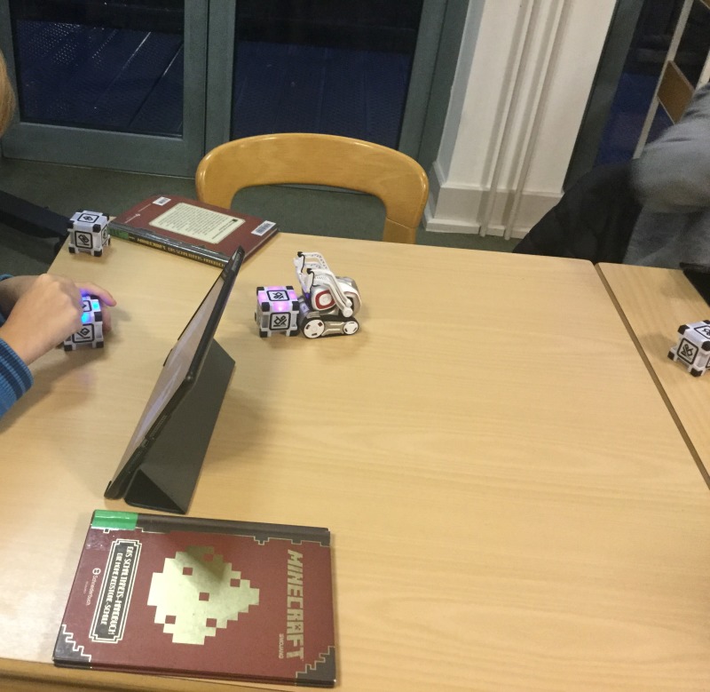 Spiel gegen Cozmo beim Cozmo-Paten-Stammtisch in der Humboldt-Bibliothek