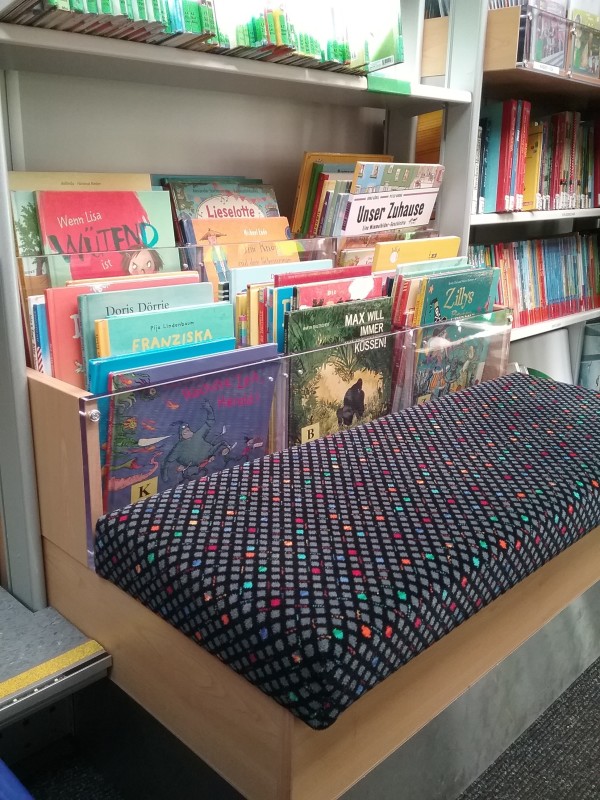 Bilderbücher mit Sitzbank in der Fahrbibliothek