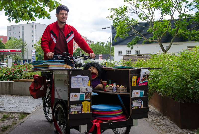 Emre Basbolat fährt mit der mobilen Bibliothek