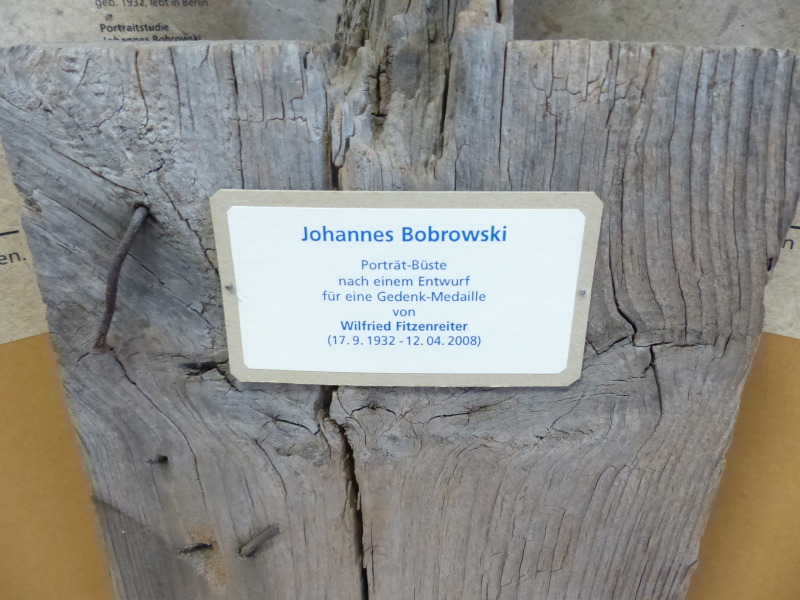 Schild der Büste von Johannes-Bobrowski im Literaturkabinett der Stadtteilbibliothek Friedrichshagen