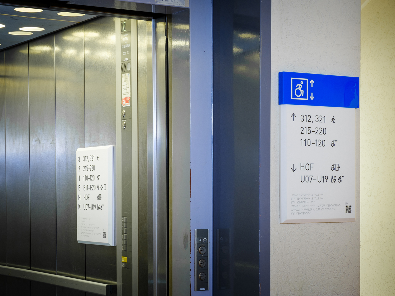Hinweistafeln vor und im Fahrstuhl