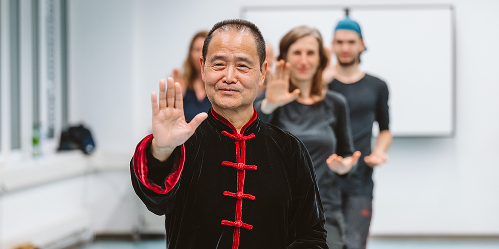 Kursleiter Honghao Wang, im Hintergrund Kursteilnehmende