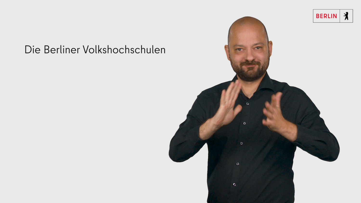 Foto des Gebärdensprachendolmetschers für das Video zu den 12 Berliner Volkshochschulen