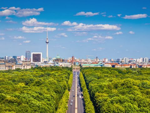 Berliner Skyline mit Tiergarten im Sommer, Deutschland