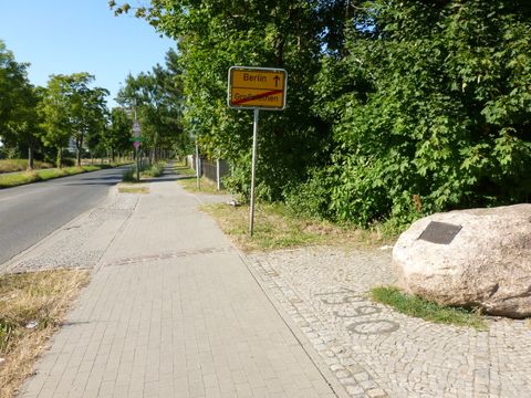Bildvergrößerung: Gedenkstein an die „gewaltlose Öffnung der Grenzanlagen“ zwischen Großziethen und Berlin-Buckow